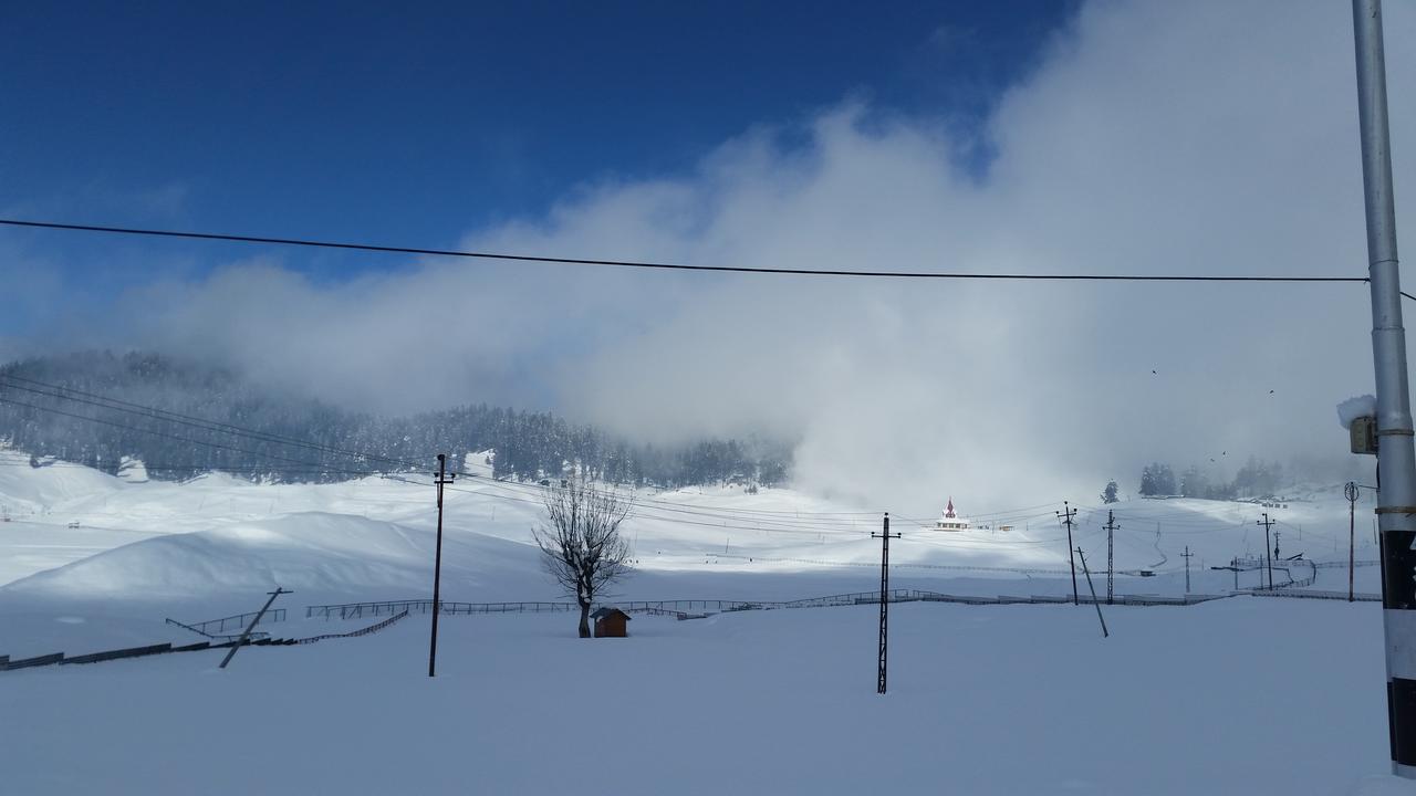 Hotel Gulmarg Inn Екстериор снимка