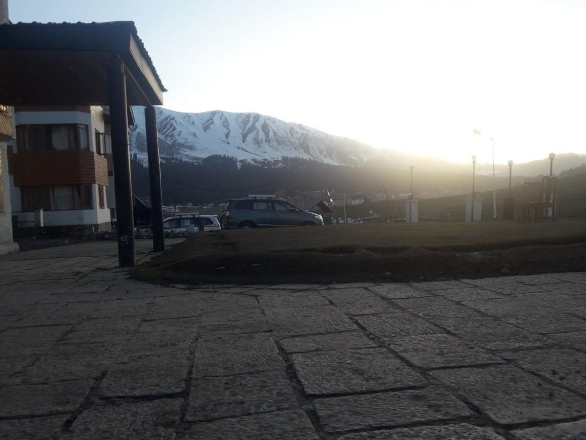 Hotel Gulmarg Inn Екстериор снимка